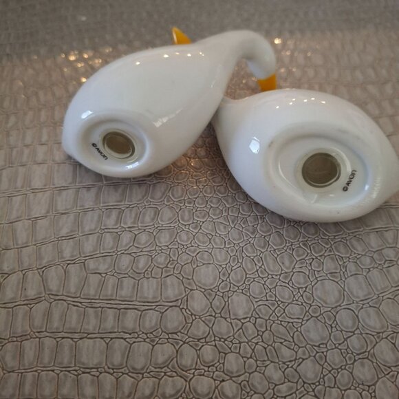 Vintage Avon Ceramic Duck/Goose Hugging Salt & Pepper Shaker Set - Picture 4 of 6